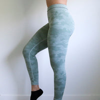 Seamless Camo High-Waist Leggings — Women's
